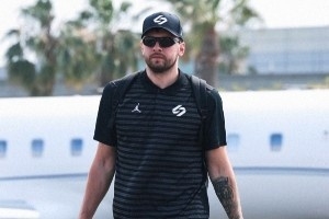 湖人官推晒客场之旅登机照：前方是高原 下一站丹佛