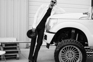 文班最遗憾的是无法驾驶普通大小的汽车 所有衣物几乎需量身定制