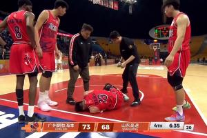 不要啊！郭艾伦反击对抗后 抱着左膝痛苦倒地 被担架车送出场