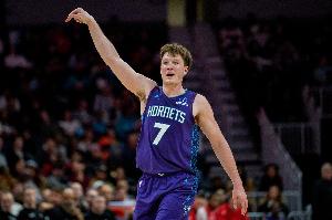 稳稳的幸福！4号秀克尼佩尔14中7&三分8中4贡献20分4板 正负值+22