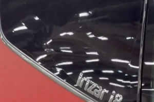 科贝：马竞大巴遭巴萨极端球迷投掷物品袭击，导致车窗破裂