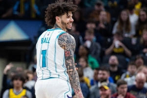 很浪~拉梅洛·鲍尔19中5&三分13中4砍15+5+9+5 大胜但正负值-5