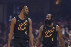 莫布里：哈登对比赛的理解非常透彻 我们之间的配合只会越来越好