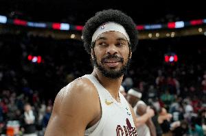 膝盖对撞导致提前退赛！贾勒特·阿伦：我会没事的