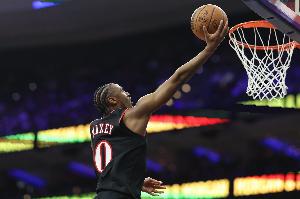 外线失准！马克西22中8拿到25分6助3帽 三分10中2