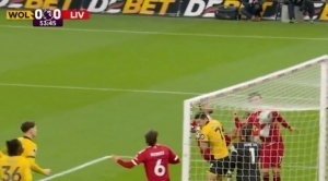 犯罪啊！琼斯门前半米撞射，加克波离谱伸脚把球勾回去了