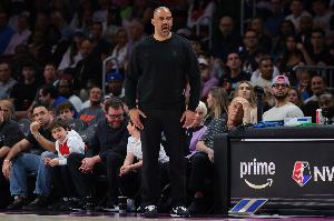 乌度卡谈防守：队员说听不到指令或防守安排 我们必须沟通清楚