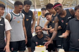 广东队全队为萨林杰庆生！这次没有标配的摁头吃蛋糕了！