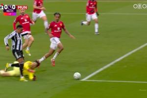 曼联多打一人！拉姆塞禁区内倒地被吹假摔，吃到第二黄被罚下