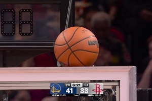 一塌糊涂！伊森空位三分打铁 球甚至弹到计时器上