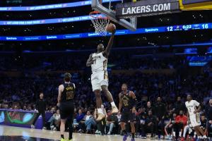 里夫斯：我可不会去造锡安的进攻犯规 赶紧躲开就对了