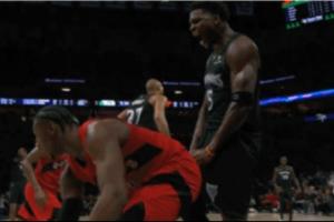 太生猛了！爱德华兹双手隔扣巴雷特手都扣疼了 这手臂太壮了啊！