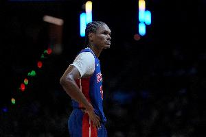 回归成疑！奥萨尔突破崴脚受伤一度倒地不起 一瘸一拐返回更衣室