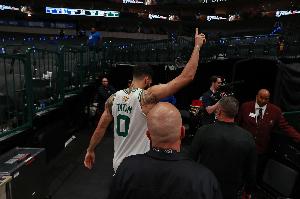 老哈达威：塔图姆现在复出是伤害球队 他在季后赛会被对手针对