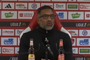 马赛杯赛出局后谢场时遭球迷投掷烟花，主帅：理解球迷的愤怒情绪