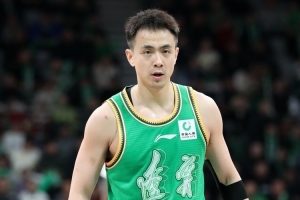 老队员的自律！赵继伟没有休息 提前到场地进行投篮训练