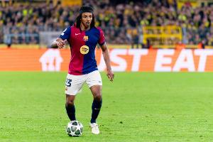 记者：孔德是腿筋受伤，目前看来不太可能在国际比赛日前康复