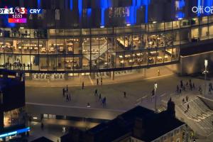 完全看不下去了！半场十人作战1-3落后，热刺主场球迷纷纷离场！