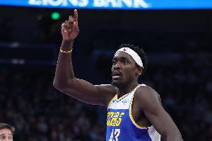 对飚冠军队友小卡！西亚卡姆半场11中7砍下21分4板 次节独得12分