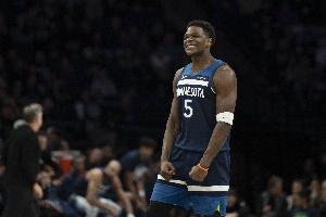 森林狼官方：爱德华兹因右脚伤病管理今日对阵灰熊出战成疑