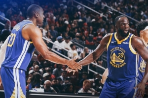 没毛病！勇士官方发布赢球海报：封面为追梦和霍福德击掌瞬间