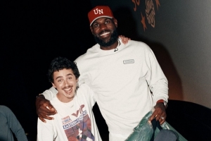 查拉梅：詹姆斯的高中纪录片对我影响巨大 我在表演中实现了梦想