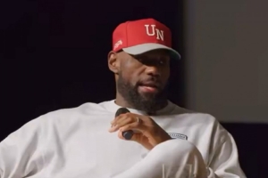 詹姆斯：季后赛期间通常手机会关机两个月 亲人都联系不上我