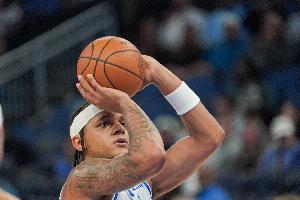 状态不错！班凯罗半场出战18分钟投篮10中7砍18分带队领先