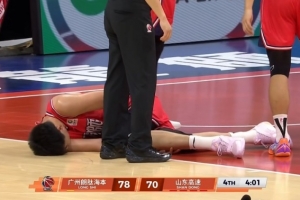 升级了！徐昕被克里斯撞到肋部痛苦倒地 裁判回看后吹克里斯违体