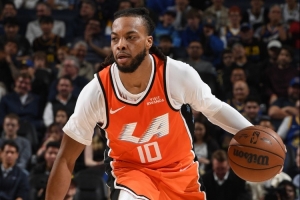 还不错！加兰半场7中3拿到6分5助 正负值+1