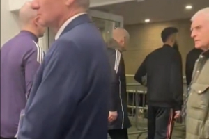 被马拉西亚替补换下！马兹拉维在赛后一瘸一拐离开球场，疑似受伤