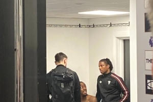 前曼联队友，B费赛后与伊兰加交谈，马拉西亚也一同加入