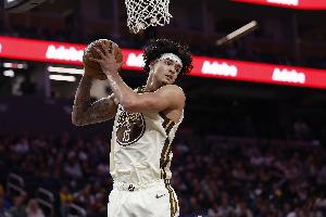 打球聪明！桑托斯半场5中3拿到8分2助&正负值+17 多次抓小谢错位