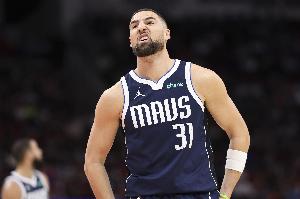 拼尽全力！克莱三分12中7空砍全队最高24分 正负值+13