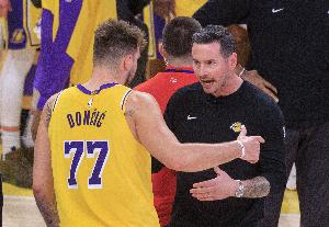 名记：东契奇和雷迪克关系牢固亲密 一些小事发生在湖人会被放大