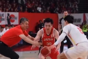 AI新作！郭士强抢断富永启生 晃倒赵睿死亡隔扣 但扣的是自家篮筐