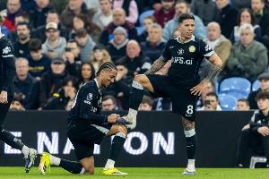 阿巴连线！恩佐助攻佩德罗破门后，佩德罗送上擦鞋庆祝