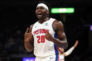 打得很努力！斯图尔特半场5中2拿下12分3板1助1断 罚球8中7