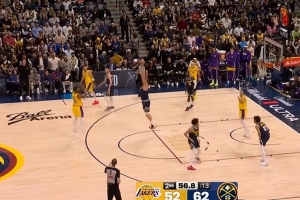 想啥呢这是？斯玛特弧顶三分出手突然改传球直接扔出界