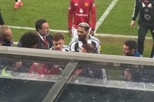 曼晚：曼联和纽卡在球员通道大吵，B费、乔林顿互相指责