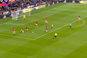 曼联多打一人落后！B费犯规送点，戈登点射破门