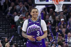 突然发力！基昂特·乔治第三节独得15分 三节砍下24分4板