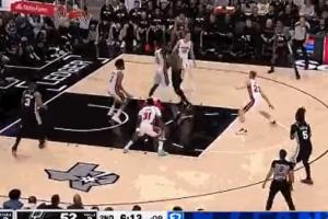 毫无办法啊！杜伦一回合被文班连造两个犯规 8分钟4犯只能下场