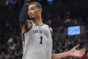 被盯上了！斯图尔特：文班个子高&要冲击他的胸部 这是其弱点