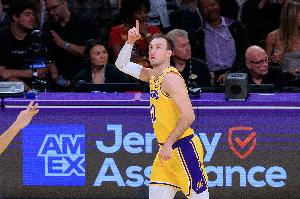 超稳！肯纳德首节替补6分钟2中2贡献5分 三分1中1