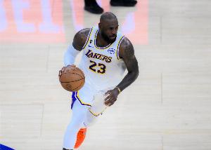 高效填满数据栏！詹姆斯半场6中5拿到12分5板2助1断1帽