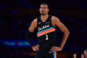 解说：文班面对所有MVP主要竞争对手都打出了优势 还是很有机会的