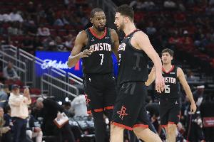 科尔：当KD申京谢泼德同时在场时防守难度很大 需要极高的专注度