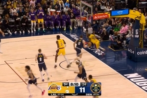 还差一球追平天勾！詹姆斯切入接球上篮得分