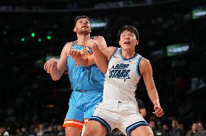 斯普利特：中锋以前只需要挡拆&顺下 现在更多持球&运球&拉开空间